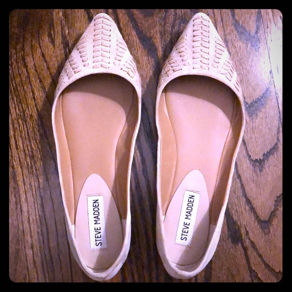 Beige pointed flats